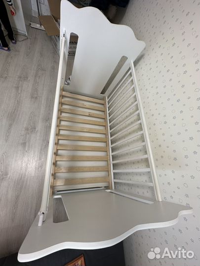 Детская кроватка с маятником и ящиком