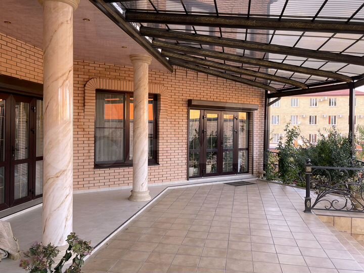 Дом 810 м² на участке 6 сот.