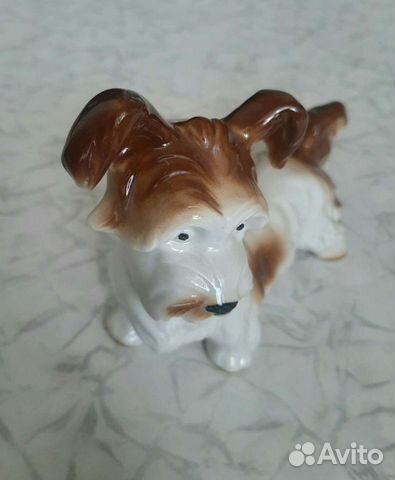 Фарфоровая статуэтка собаки 