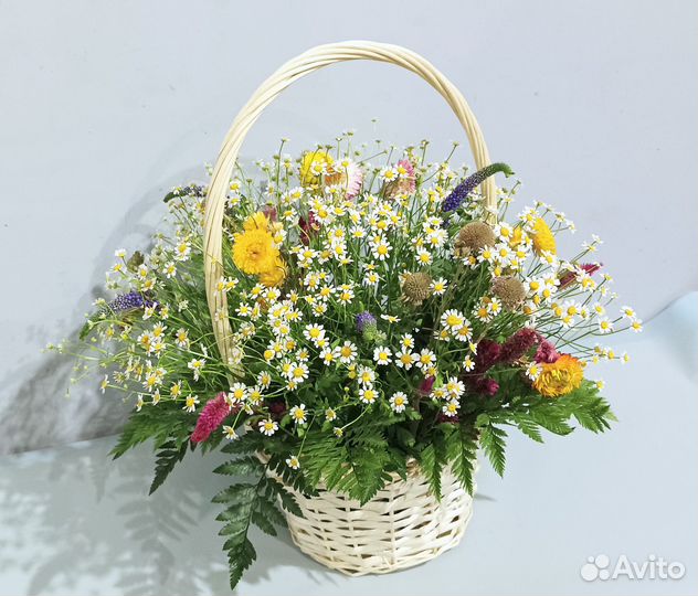 Полевые цветы в корзине