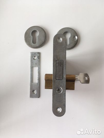 Замок дверной