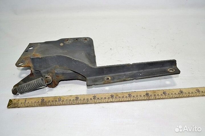 Петля нижней решетки радиатора, левая scania P-ser