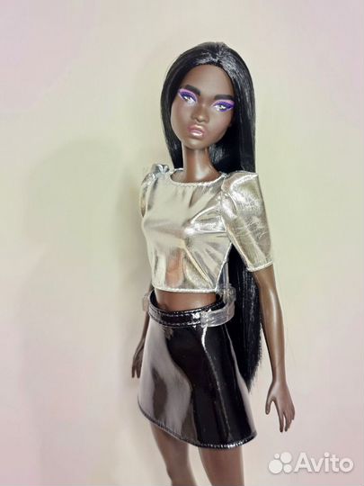 Кукла Barbie Симона Looks 10 на статичном теле