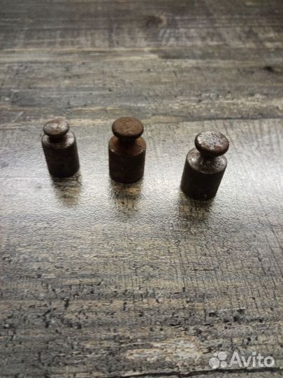 Набор разновесов в деревянной подставке