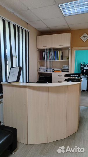 Стол ресепшен, шкаф гардероб, стеллаж