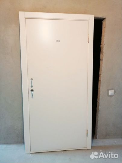 Дверь от застройщика с коробом и наличниками