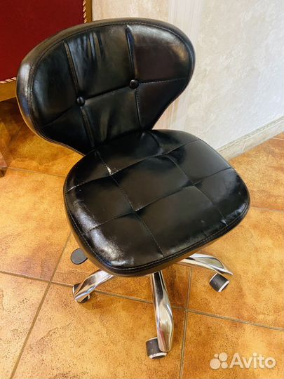 Стульчик мастера на колёсиках