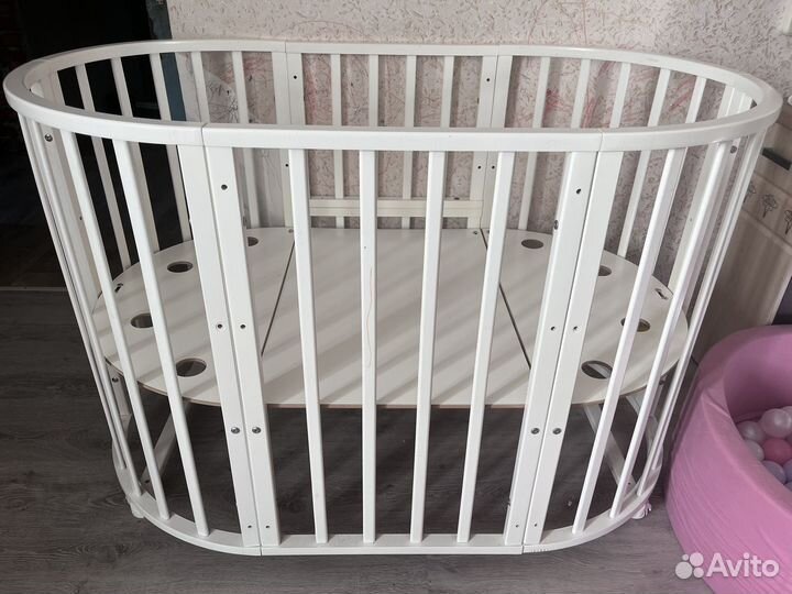 Детская кроватка с маятником