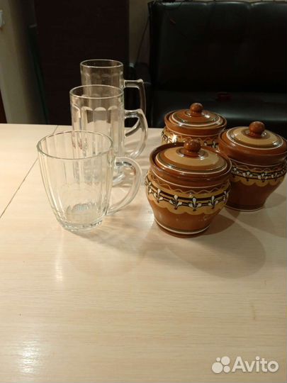 Горшок для запекания и пивные кружки