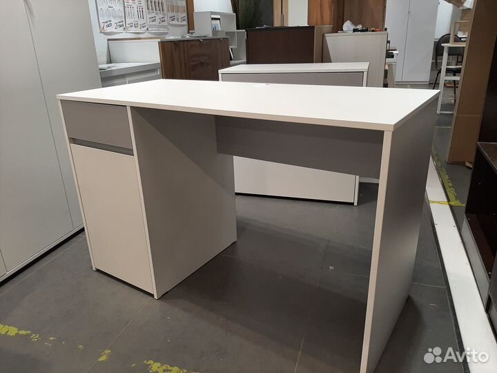 Стол письменный с ящиком и дверкой бело серый