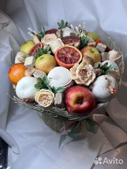 Букет из фруктов и сладостей