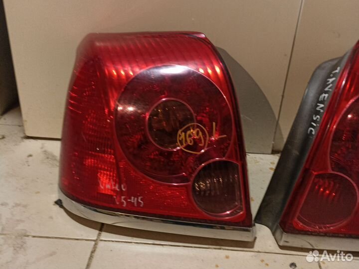 Фонарь Toyota Avensis T250 седан