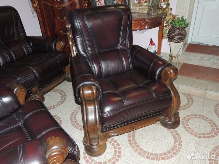 Кожаный комплект: диван и 2 кресла