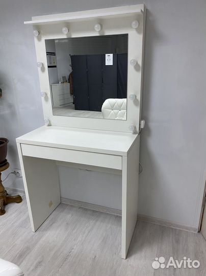 Гримёрный столик с зеркалом