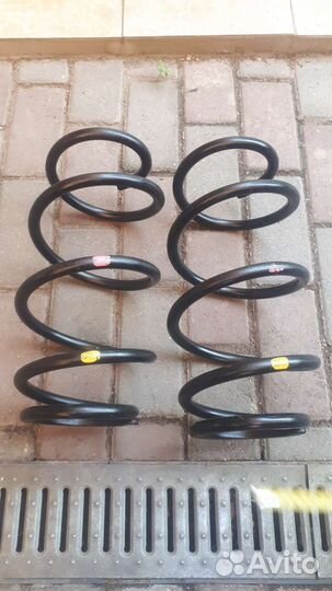 Пружина передней подвески Toyota Sienna 3