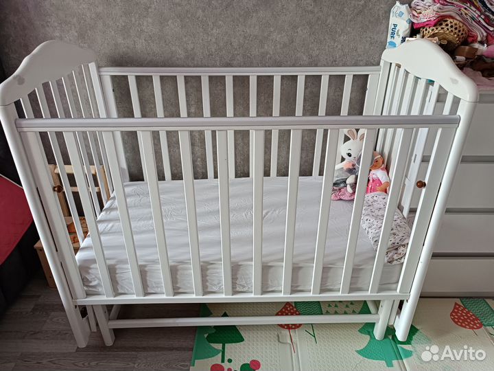 Детская кроватка с маятником белая