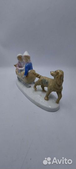 Антикварная статуэтка дети на санках с собакой