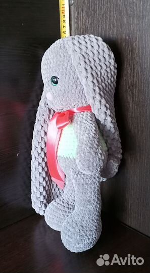 Мягкая плюшевая вязаная зайка