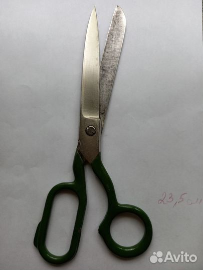 Отрезы ткани, ножницы