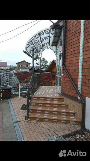 Козырек над крыльцом