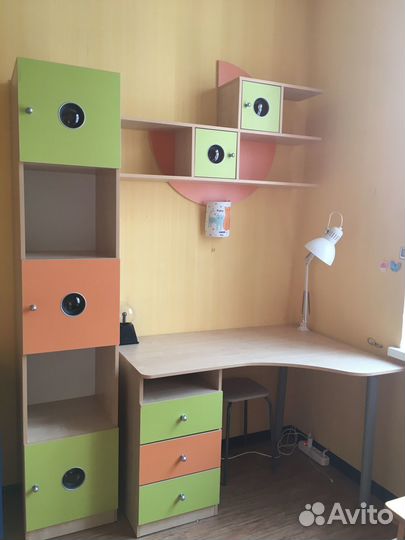 Письменный стол для школьника с полками
