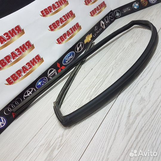 Уплотнитель стекла двери задний правый Nissan