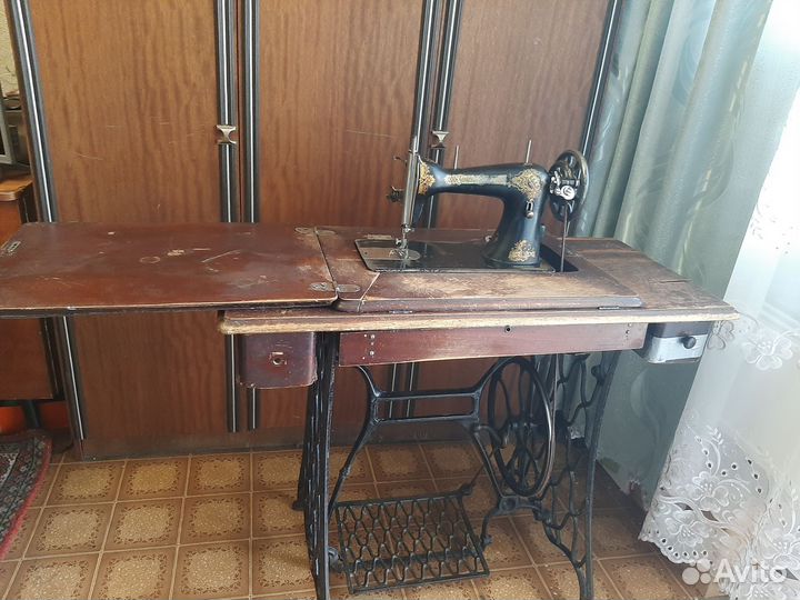Антикварная швейная машинка на стальной станине
