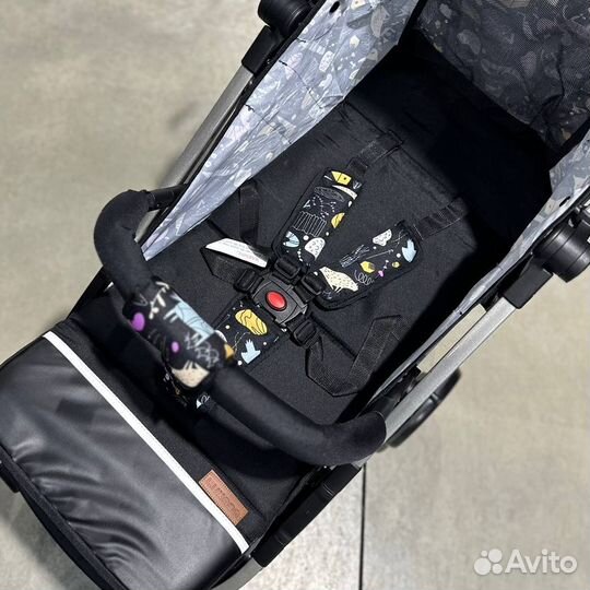 Прогулочная коляска новая