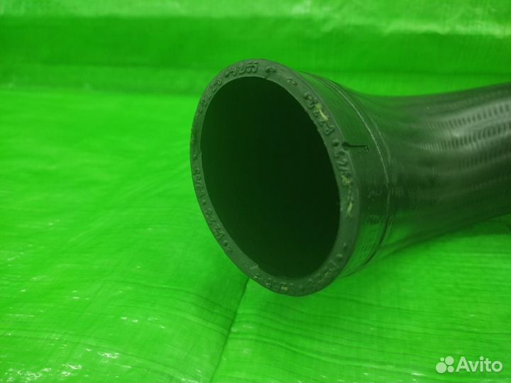 Патрубок интеркулера прав. Volkswagen Tiguan