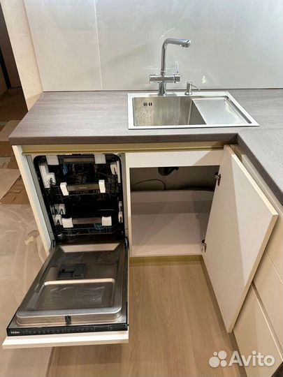 Кухня на заказ, кухня в потолок