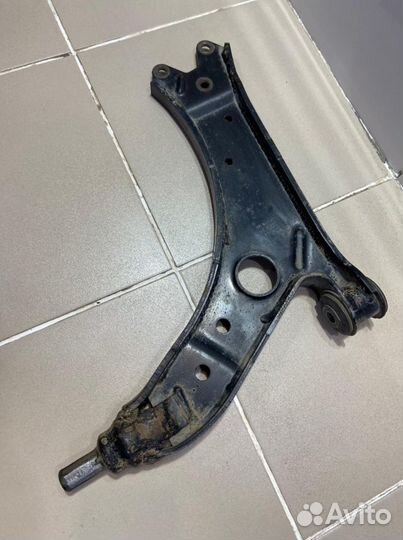 Рычаг передний правый Volkswagen Jetta 2010