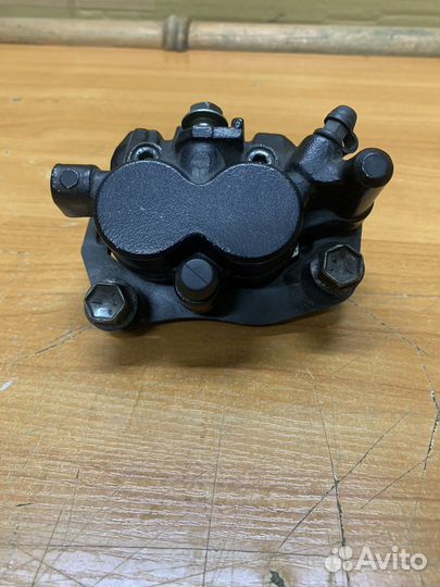 Передний правый суппорт Suzuki SkyWave AN400 ck44