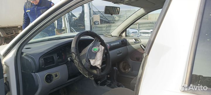 Skoda Octavia 1.6 МТ, 1998, битый, 332 000 км