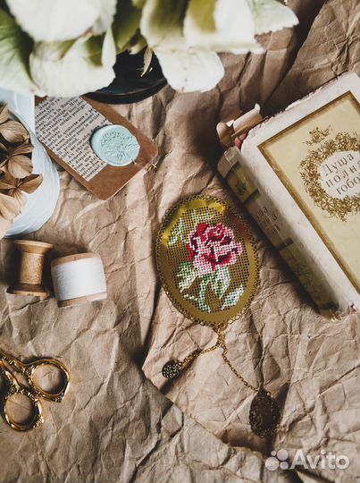 Металлическая закладка с вышивкой