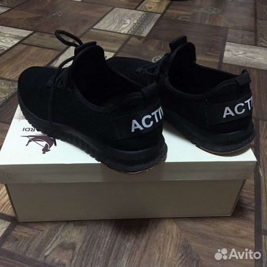 Спортивные кроссовки