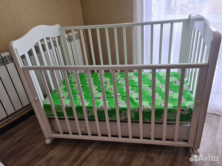 Детская кровать качалка. Белая