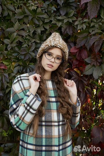 Теплая шапка из шерсти в бежевом цвете