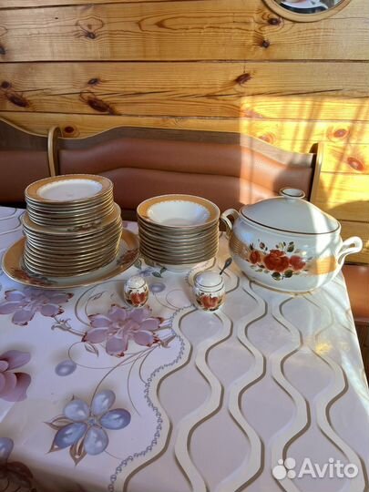 Фарфоровый столовый сервиз