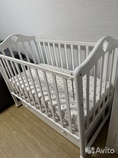 Детская кроватка с маятником и ящиком