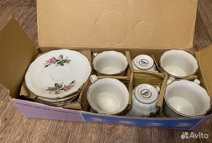 Кофейные чашки и блюдца