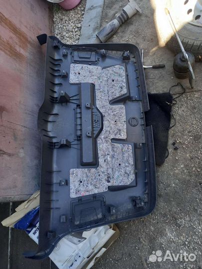 Обшивка двери багажника VW Touran 1