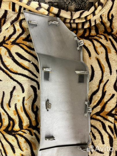 Накладка новая на передний бампер Lexus