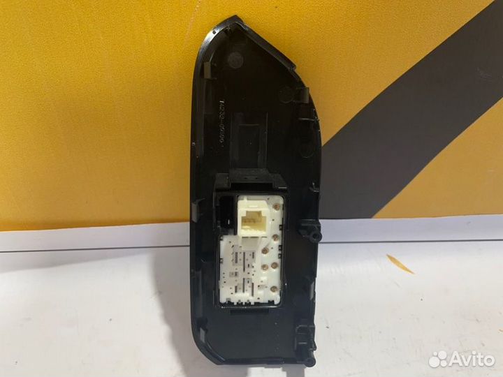 Кнопка стеклоподъемника передняя Toyota Land