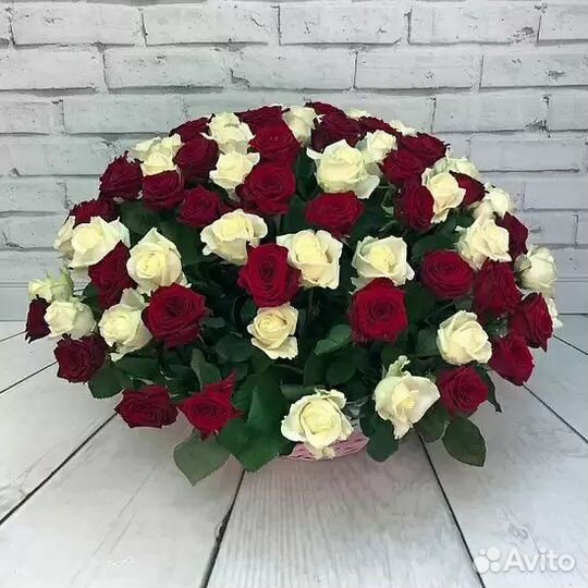 Розы в корзине 101 роза микс Доставка цветов