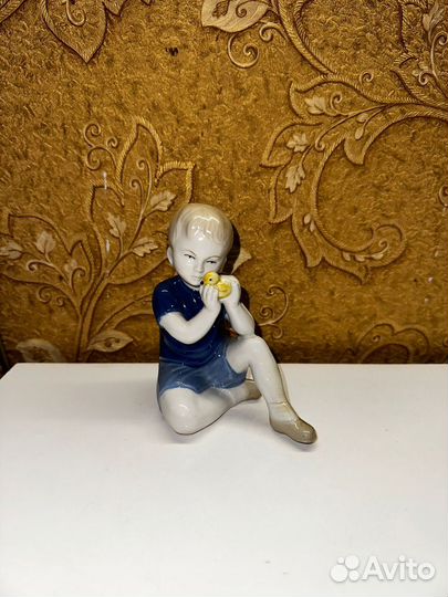 Фарфоровая статуэтка мальчик С утенком