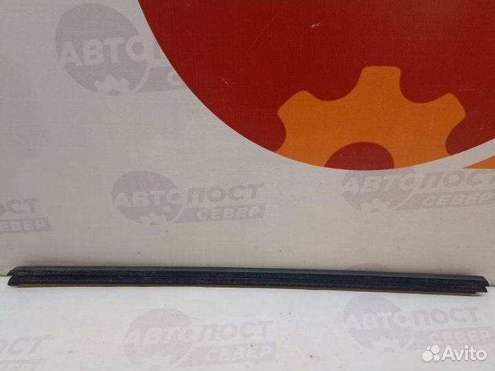 Уплотнитель стекла двери передний левый Volkswagen