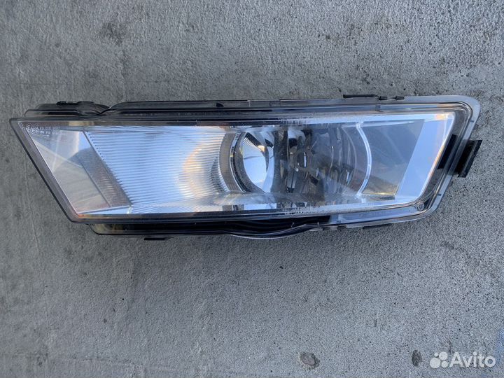 Фара противотуманная левая Skoda Rapid