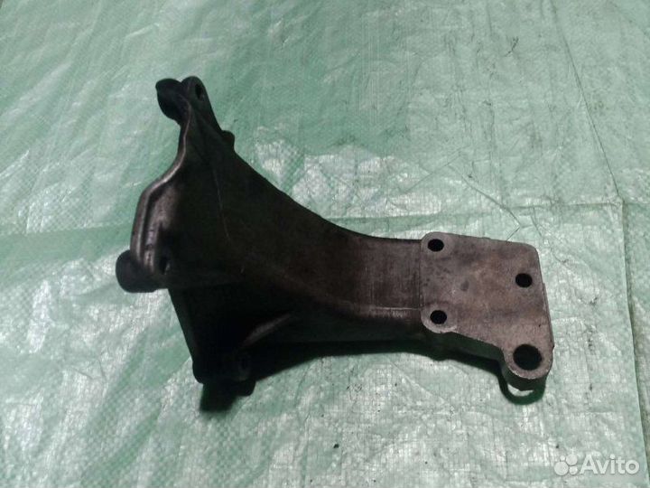 Опора двигателя правая Volkswagen Passat B3 седан