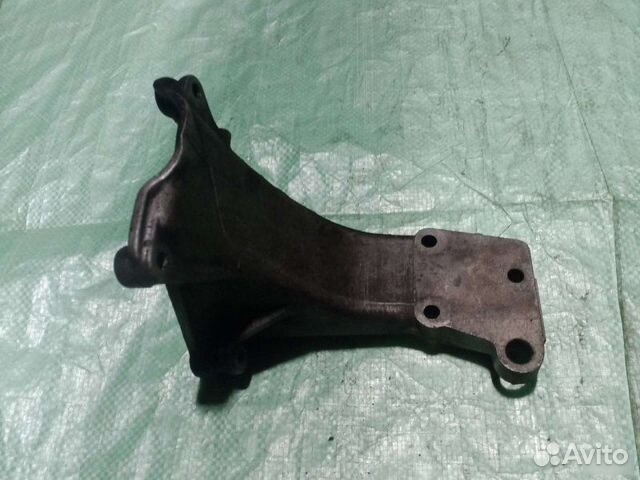 Опора двигателя правая Volkswagen Passat B3 седан