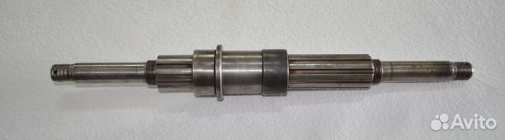 Вал ведомой шестерни главной передачи со втулками